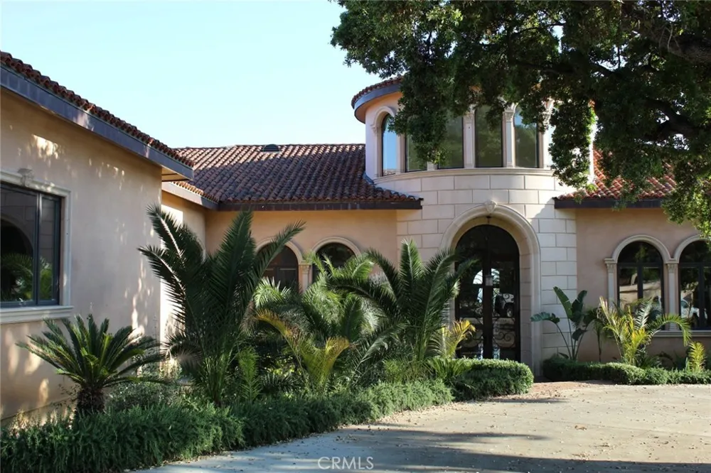 1445 Edgecliff Pasadena, CA 91107