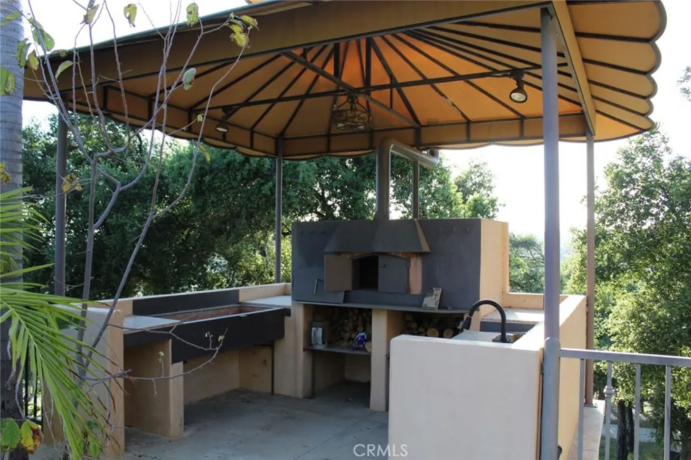 1445 Edgecliff Pasadena, CA 91107