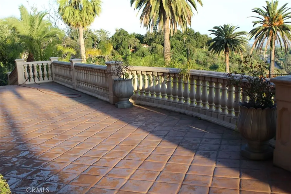 1445 Edgecliff Pasadena, CA 91107