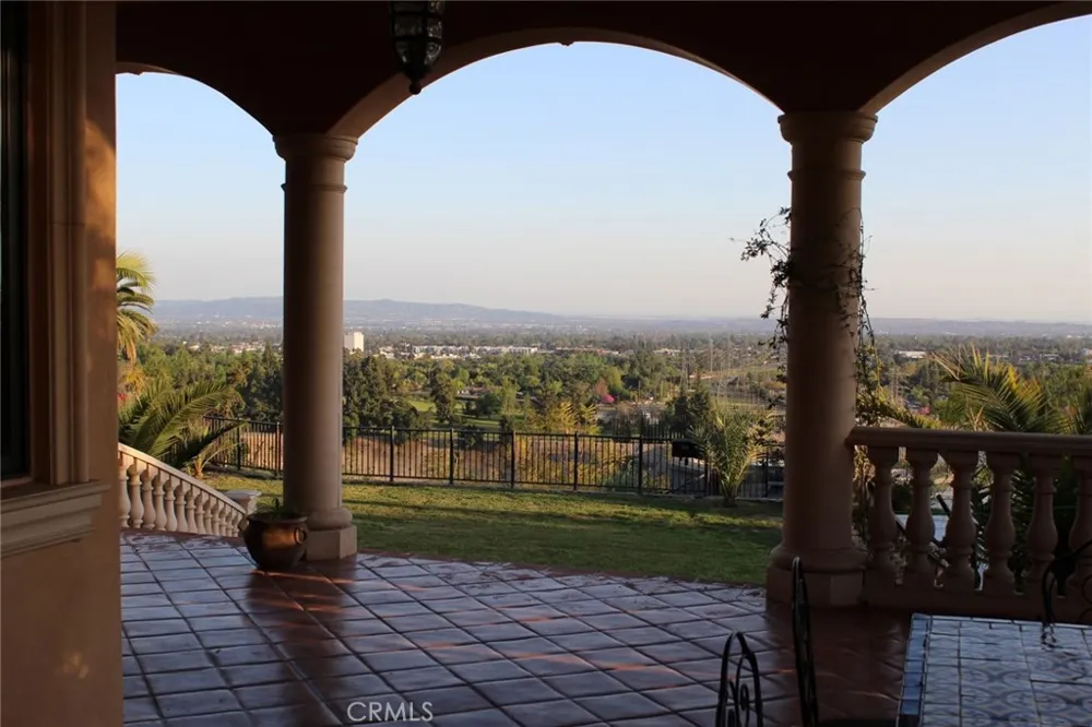 1445 Edgecliff Pasadena, CA 91107