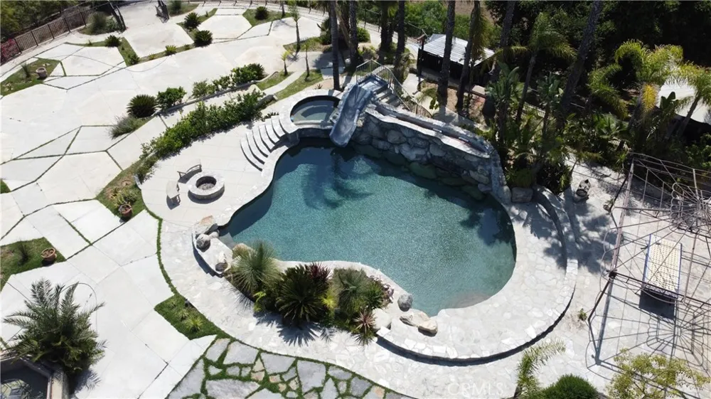 1445 Edgecliff Pasadena, CA 91107