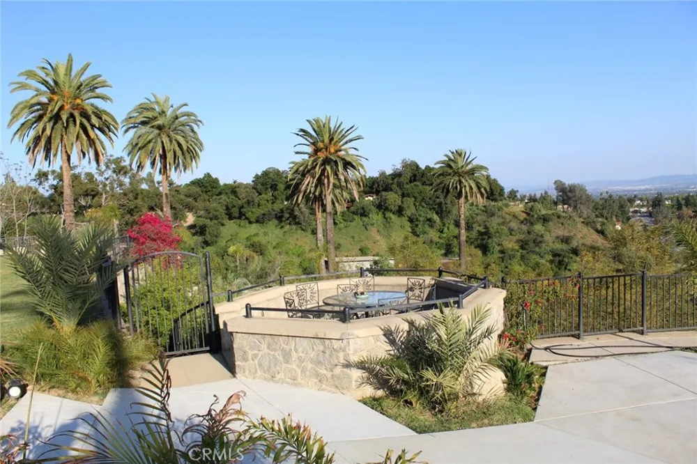 1445 Edgecliff Pasadena, CA 91107