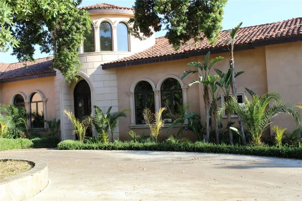 1445 Edgecliff Pasadena, CA 91107