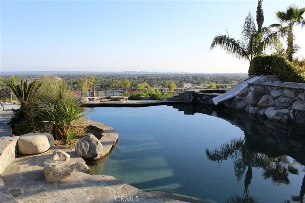 1445 Edgecliff Pasadena, CA 91107