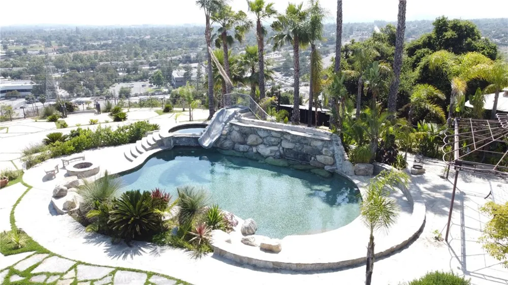 1445 Edgecliff Pasadena, CA 91107