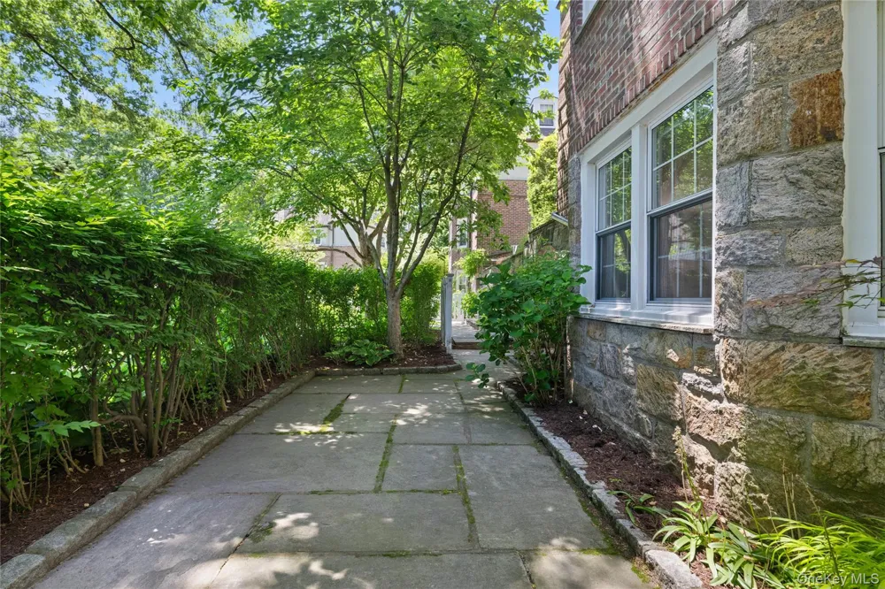 9 Sentry Place #Garden Scarsdale, NY 10583
