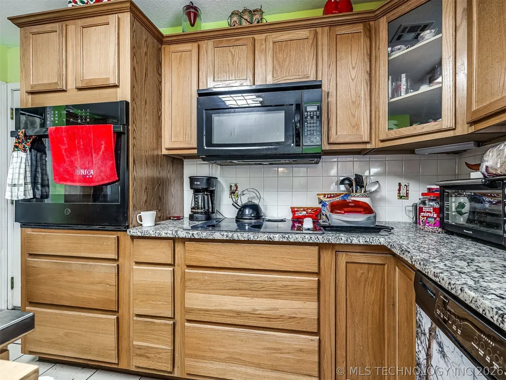 36 Meadowlark Eufaula, OK 74432