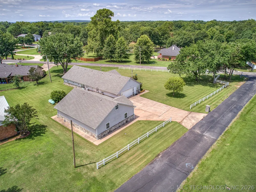 36 Meadowlark Eufaula, OK 74432
