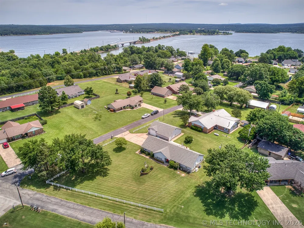 36 Meadowlark Eufaula, OK 74432