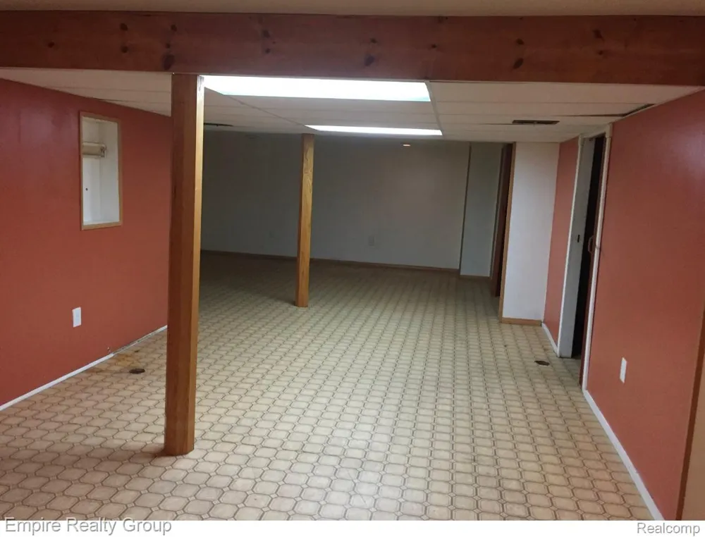 15401 Vivian Street Taylor City, MI 48180