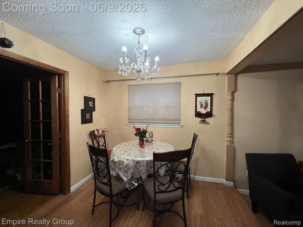 15401 Vivian Street Taylor City, MI 48180