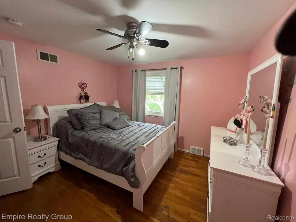 15401 Vivian Street Taylor City, MI 48180