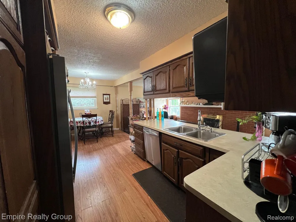 15401 Vivian Street Taylor City, MI 48180