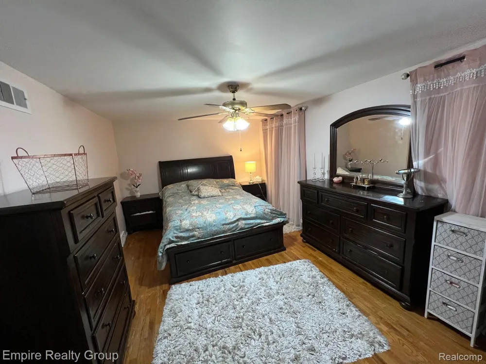15401 Vivian Street Taylor City, MI 48180