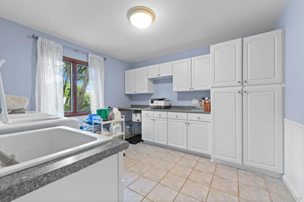 871 Spartan Drive Rochester Hills City, MI 48309