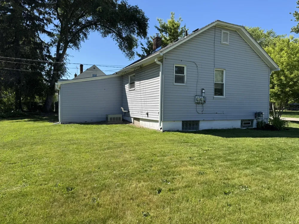 23726 Carlington Drive Mt Clemens City, MI 48036