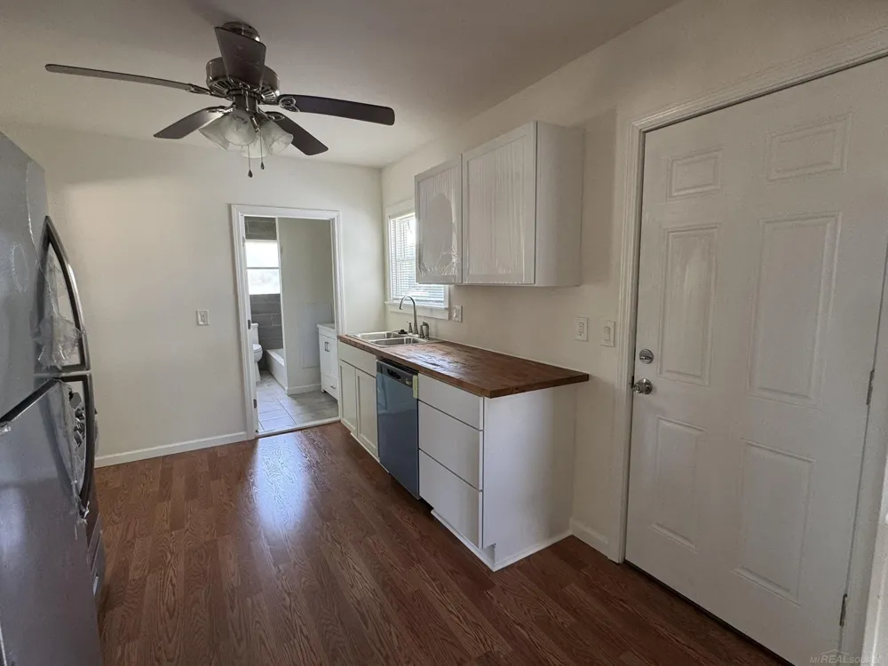 23726 Carlington Drive Mt Clemens City, MI 48036