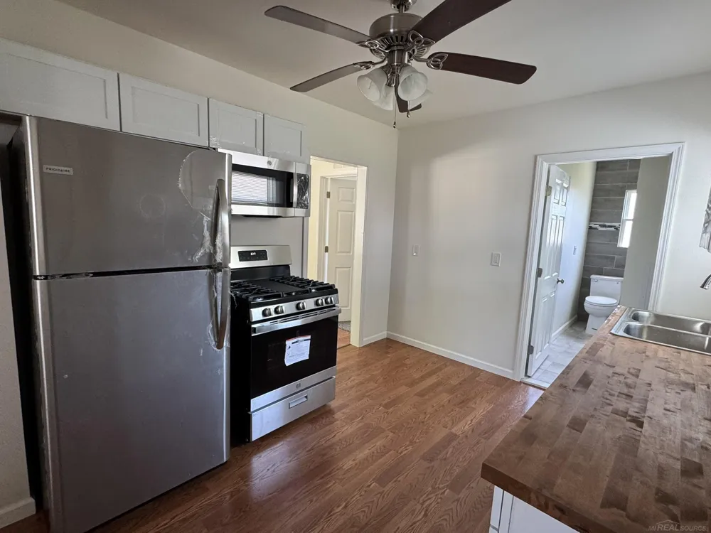 23726 Carlington Drive Mt Clemens City, MI 48036