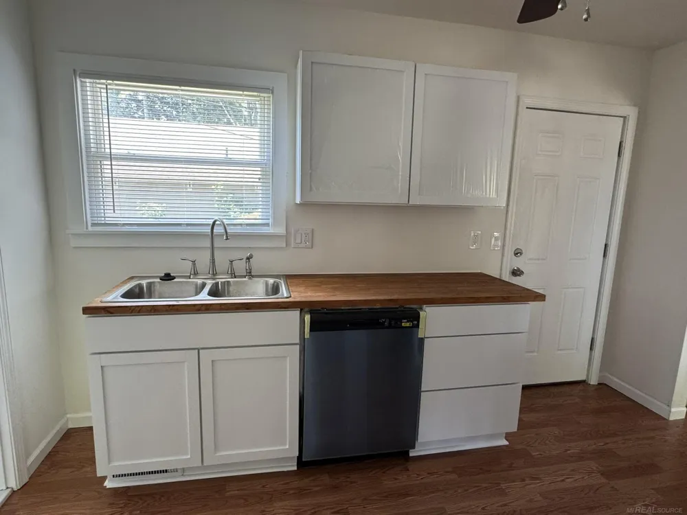 23726 Carlington Drive Mt Clemens City, MI 48036