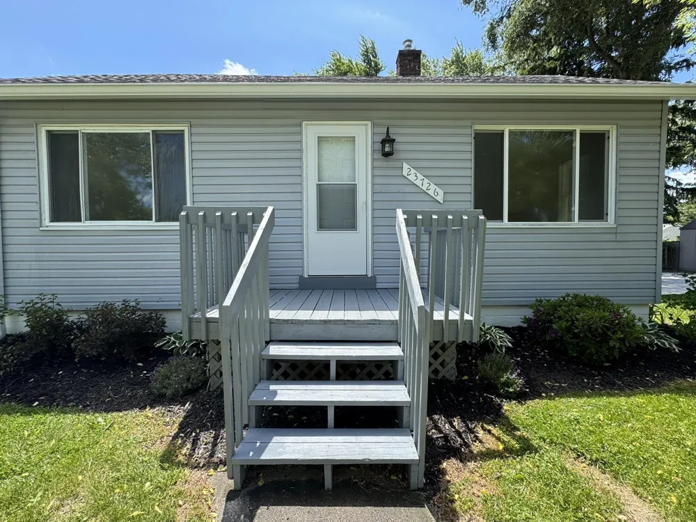 23726 Carlington Drive Mt Clemens City, MI 48036