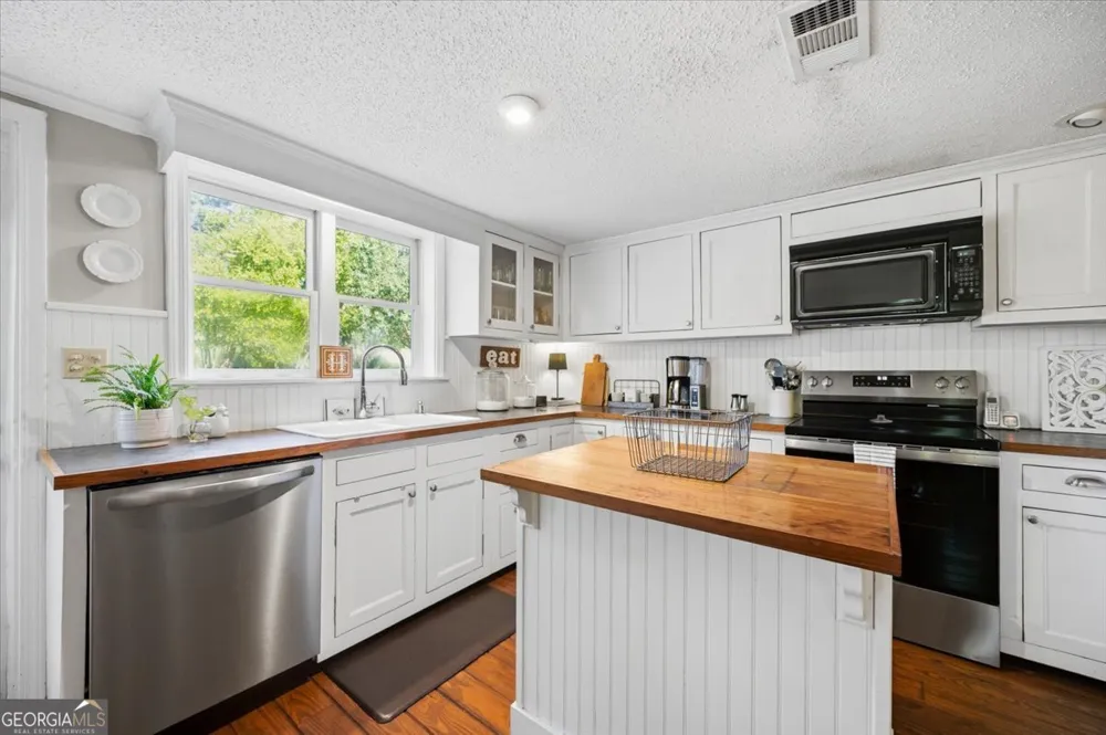214 Howard Roberts RD Gray, GA 31032