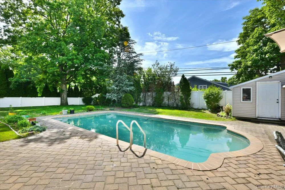 22 Chatham Road Commack, NY 11725