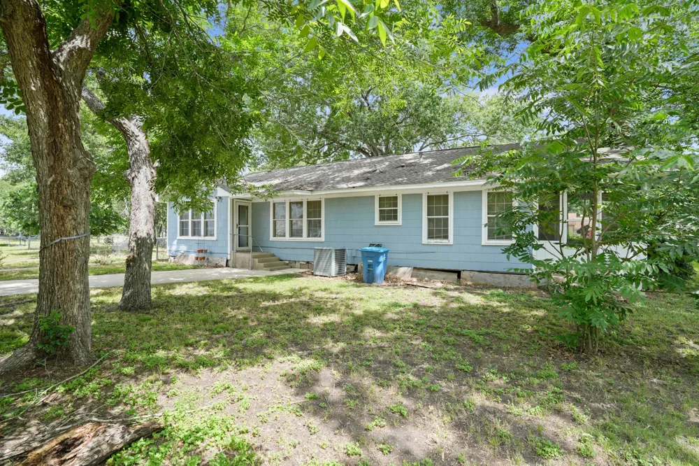 1320 W San Antonio Street Lockhart, TX 78644