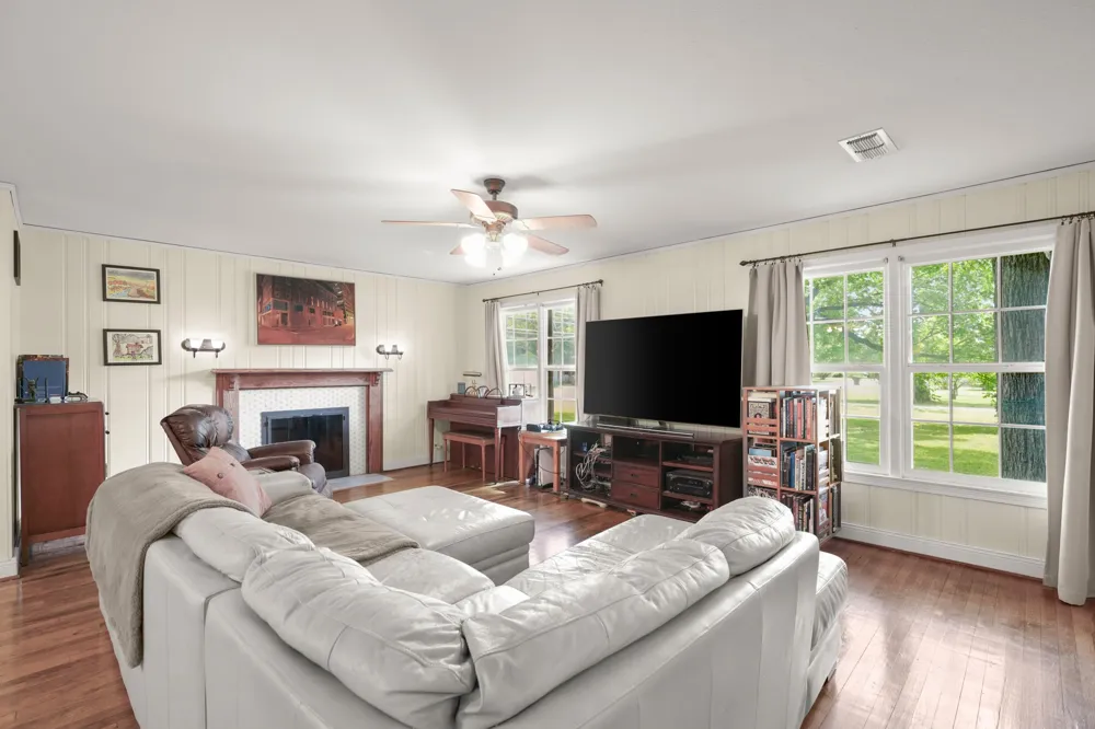 1320 W San Antonio Street Lockhart, TX 78644