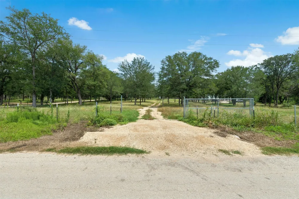 3705 Callihan Road Luling, TX 78648