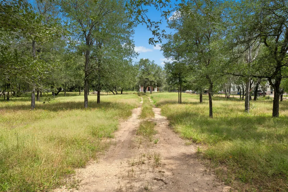3705 Callihan Road Luling, TX 78648
