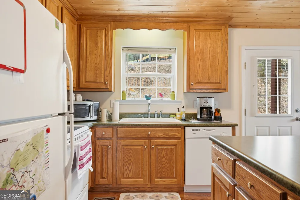 1914 Creekstone LN Young Harris, GA 30582