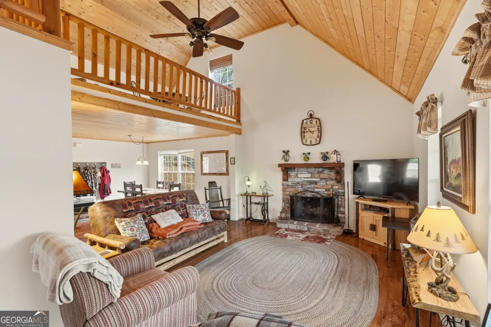1914 Creekstone LN Young Harris, GA 30582