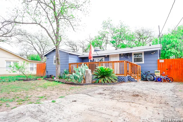 410 Crisp Uvalde, TX 78801