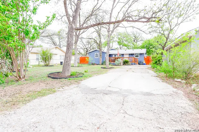 410 Crisp Uvalde, TX 78801