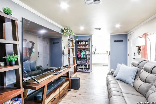 410 Crisp Uvalde, TX 78801