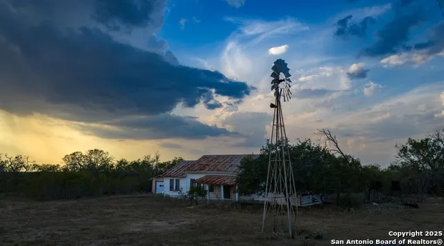 916 County Road 421 Waelder, TX 78959