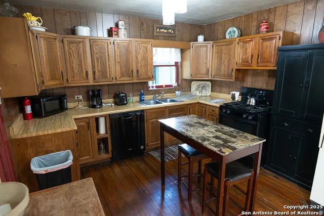 35298 FM 187 Vanderpool, TX 78885