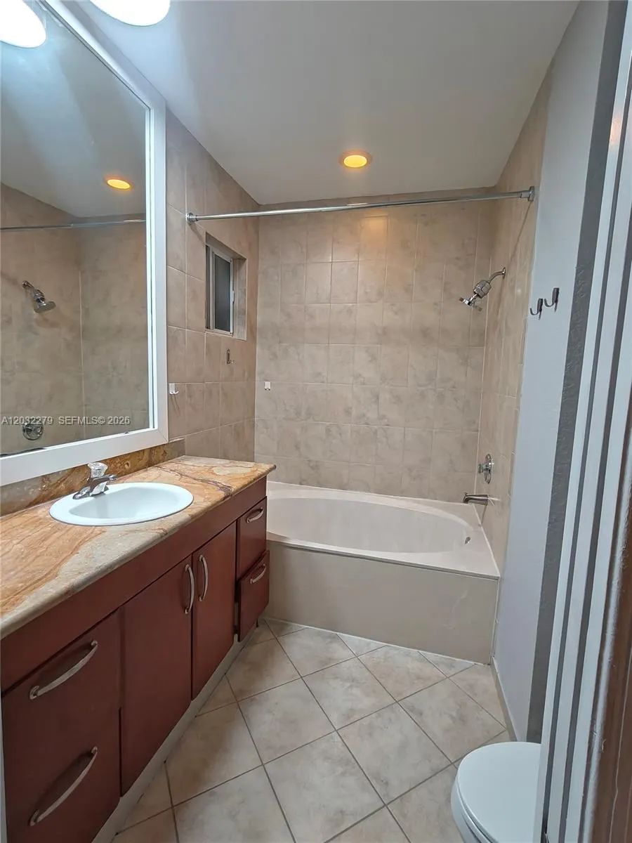 17866 NW 74th Ct Hialeah, FL 33015