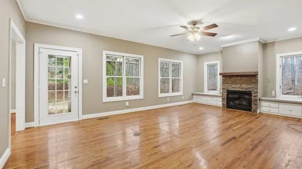921 Poplar Pl Monteagle, TN 37356