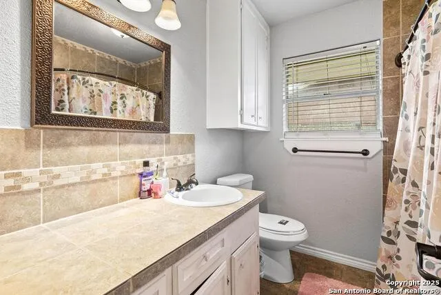 1404 Las Palmas Beeville, TX 78102