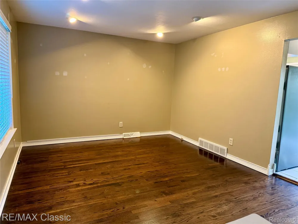 1842 Chaucer Avenue Madison Heights City, MI 48071