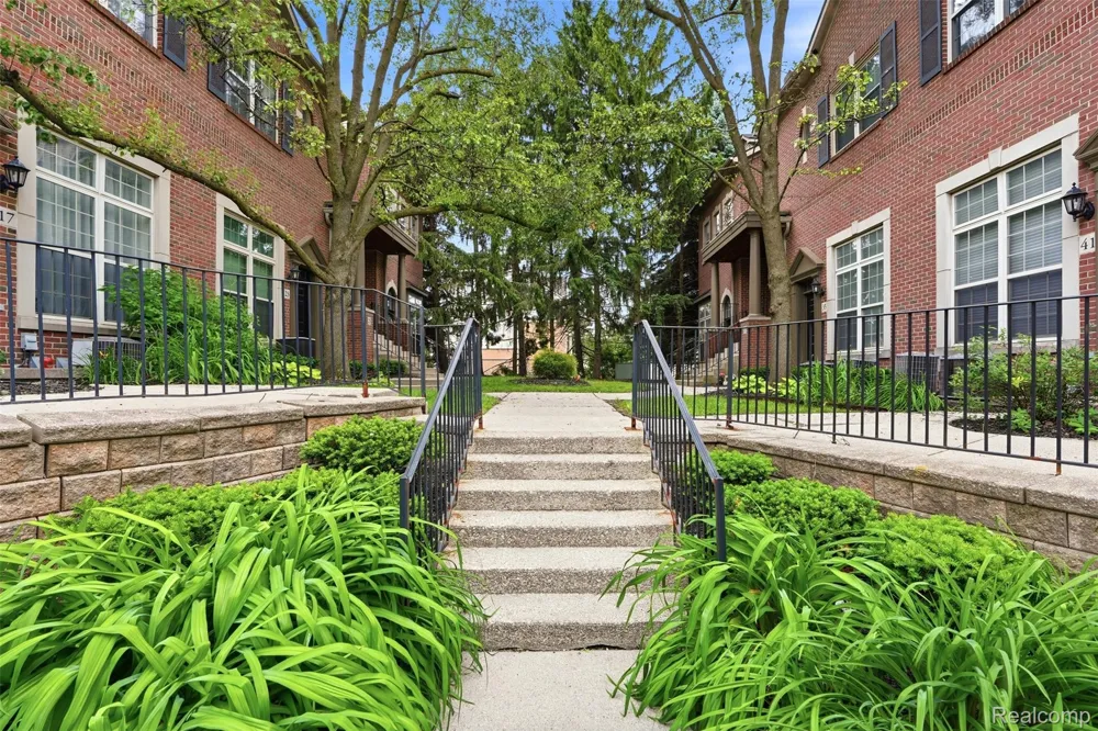 37 W Village Lane Dearborn City, MI 48124