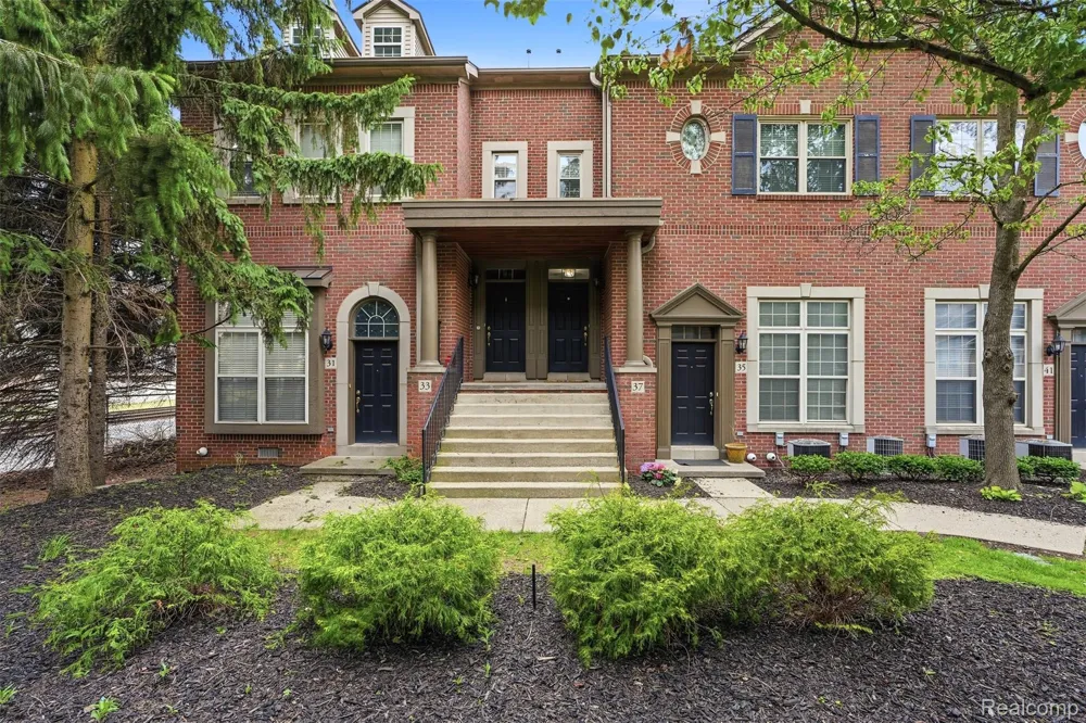 37 W Village Lane Dearborn City, MI 48124