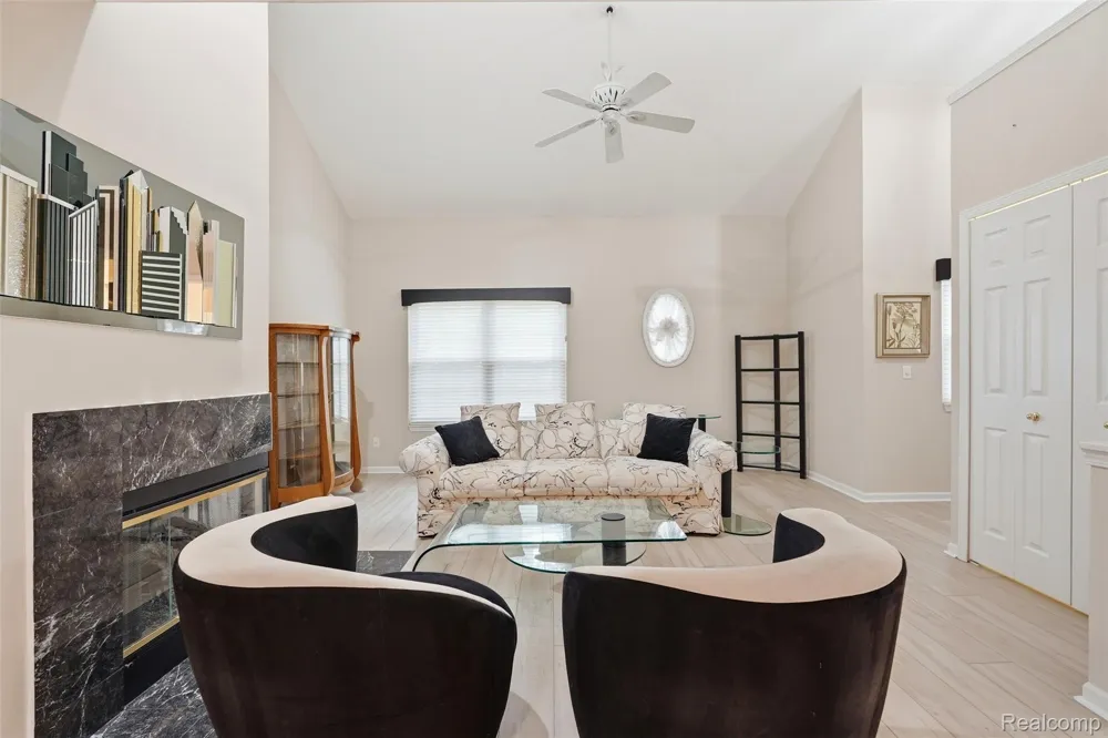 37 W Village Lane Dearborn City, MI 48124