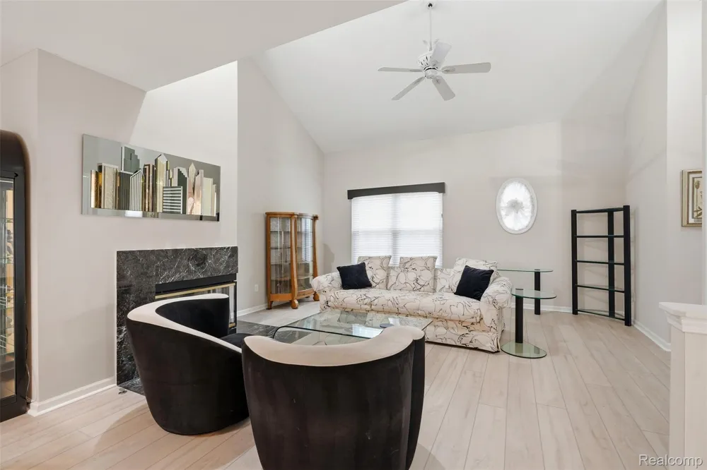 37 W Village Lane Dearborn City, MI 48124