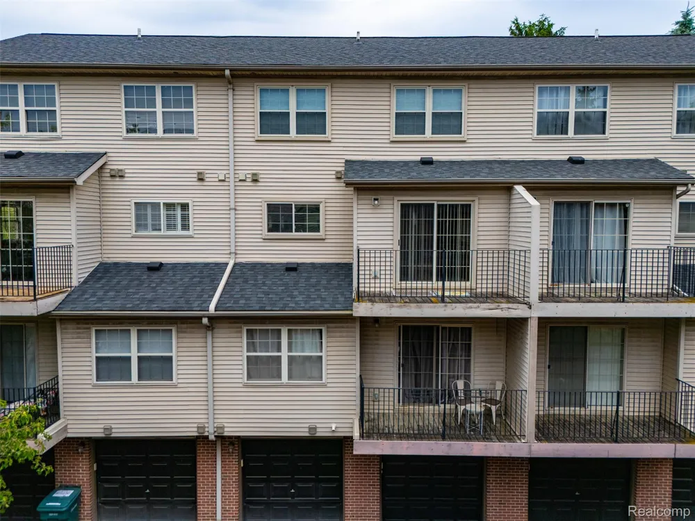 37 W Village Lane Dearborn City, MI 48124
