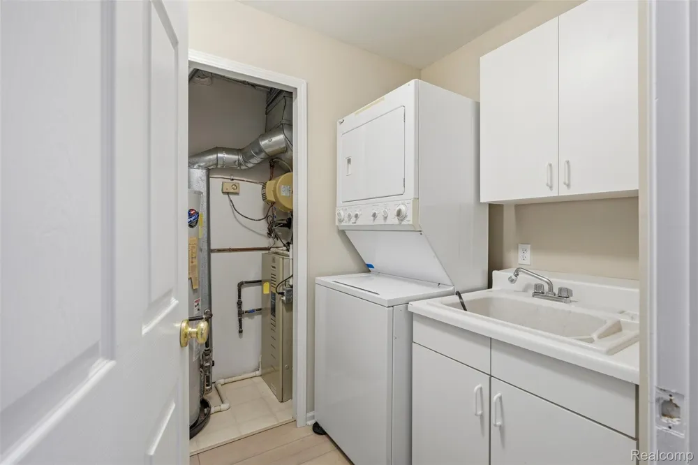 37 W Village Lane Dearborn City, MI 48124