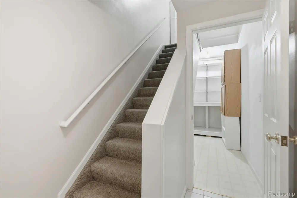 37 W Village Lane Dearborn City, MI 48124