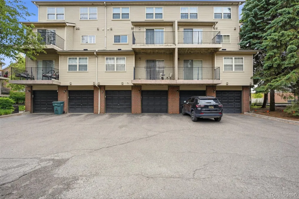 37 W Village Lane Dearborn City, MI 48124