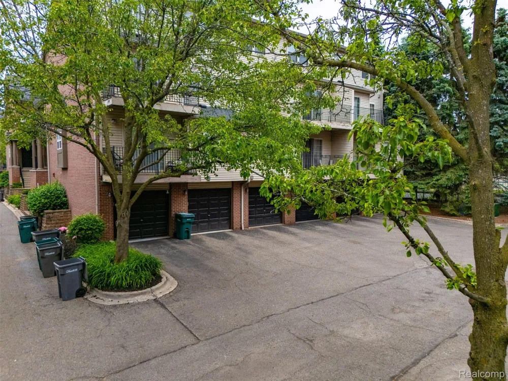 37 W Village Lane Dearborn City, MI 48124
